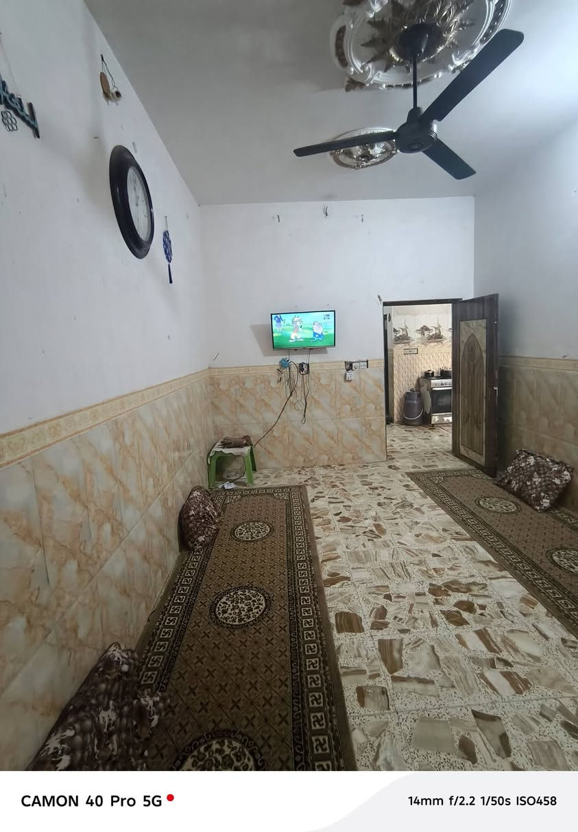 السلام عليكم بيت لبيع مساحته 100متر طابق واحد نضيف بناء حديث وعالي عن الشارع وخلف التجاري موقع السكلات يتكون من كراج ومدخلين البيت استقبال وحولي ومنور وحمام وتواليت خارجي وغرفه نوم وترك خارجي بيت نضيف ومرتب السعر 50وبي مجال لشراي انشاء الله ***********
