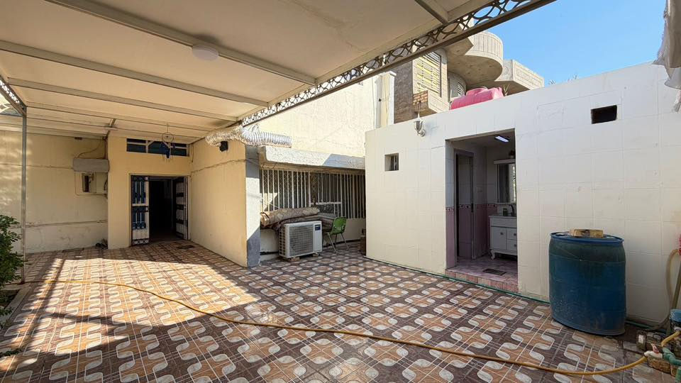 دار للبيع /// السعر الاتصال ع الرقم ***********
( طابو صرف ) المساحة (٤٠٠ متر ) البيت كبير ونظيف وديكورات جميلة وحديثة مساحة البناء ( تقريبا ٣٠٠ متر )يرهم ايضا مشروع مدرسة اهلية او روضة بسبب كبر المساحة والموقع قريب ع الشارع الرئيسي لطريق حلة - ديوانية ويحتوي ايضا على حديقة كبيرة وطارمة ومناور خارجية حول البيت والجيران من افضل الناس .

الموقع: بابل - الهاشمية - حي الحسين قرب مركز الشرطة الجديد  . 

تفاصيل البيت بالضبط

الواجهية: ١٦ متر

النزال: ٢٥ متر

الطابق الأول يحتوى على:

٣ غرف نوم :

الغرفة الاولى : ٣ * ٤ متر 

الغرفة الثانية : ٥ * ٤ متر

الغرفة الثالثة : ٦ * ٤ متر

الاستقبال : ١٠ * ٤ متر

المطبخ :  ٦* ٤ متر 

الصالة : ٦ * ٥ متر بدون المنور الداخلي والدرج. 

مجمع صحيات عدد ٢ خارجي وداخلي ومساحة كبيرة .

الطابق الثاني يحتوي على غرفتين :

غرفة ٤ في ٤.٥

وغرفة ثانية كمخزن مستخدمة بمساحة ٥ * ٢.٥.
