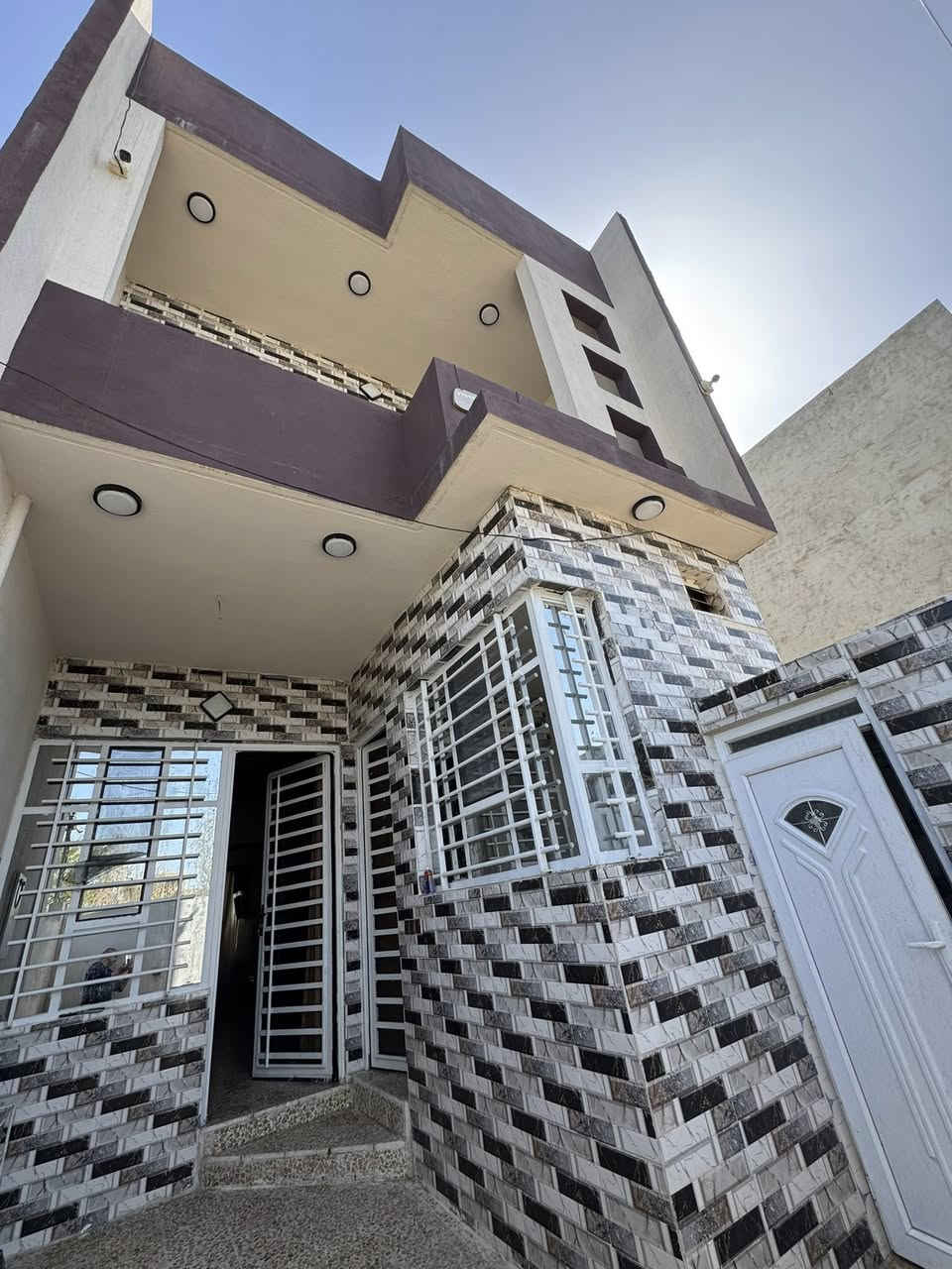 سلام عليكم 
بيت للبيع او يجار
100 متر 
حي السماح ثانيه السياسيين
غرفتين و2 هول  1 ستقبال 2 حمام
اي استفسار 
***********
