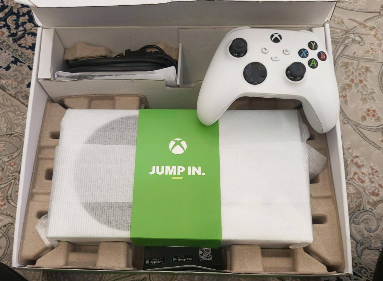 اكس بوكس سيريس اس ذاكره 512 لا مفتوح ولا مصلح لوك ستيكر اخو الجديد نضيف جدا جدا كامل الملحقات الاصليه الكارتونه موجوده رقم التواصل *********** أو خاص السعر ٣٢٥ البطاريه مال جوستك هديه
