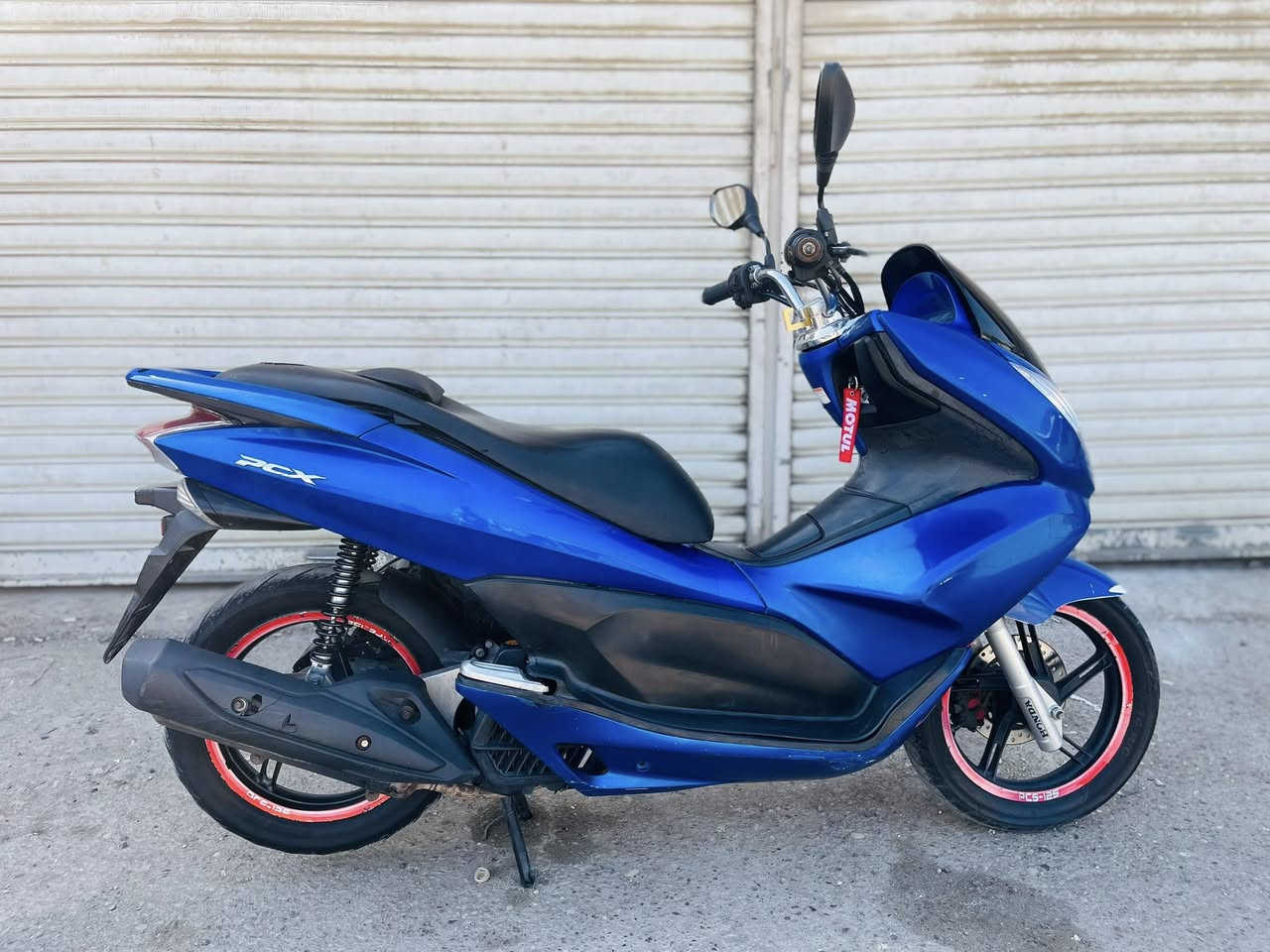 سلام عليكم
جيل الاول لون ازرق 💙
دراجه بلاديه كفر ومكينه 
حساس ازدحام 
حساس استاند كهربائي 
لايت عالي وناصي 
مرايات و عده بلاديه مال شركه 
اوراق كامله
دراجه حلوه كلش
سعر 1550 الف وبيها مجال بسيط 
مكاني بغداد البلديات
***********
