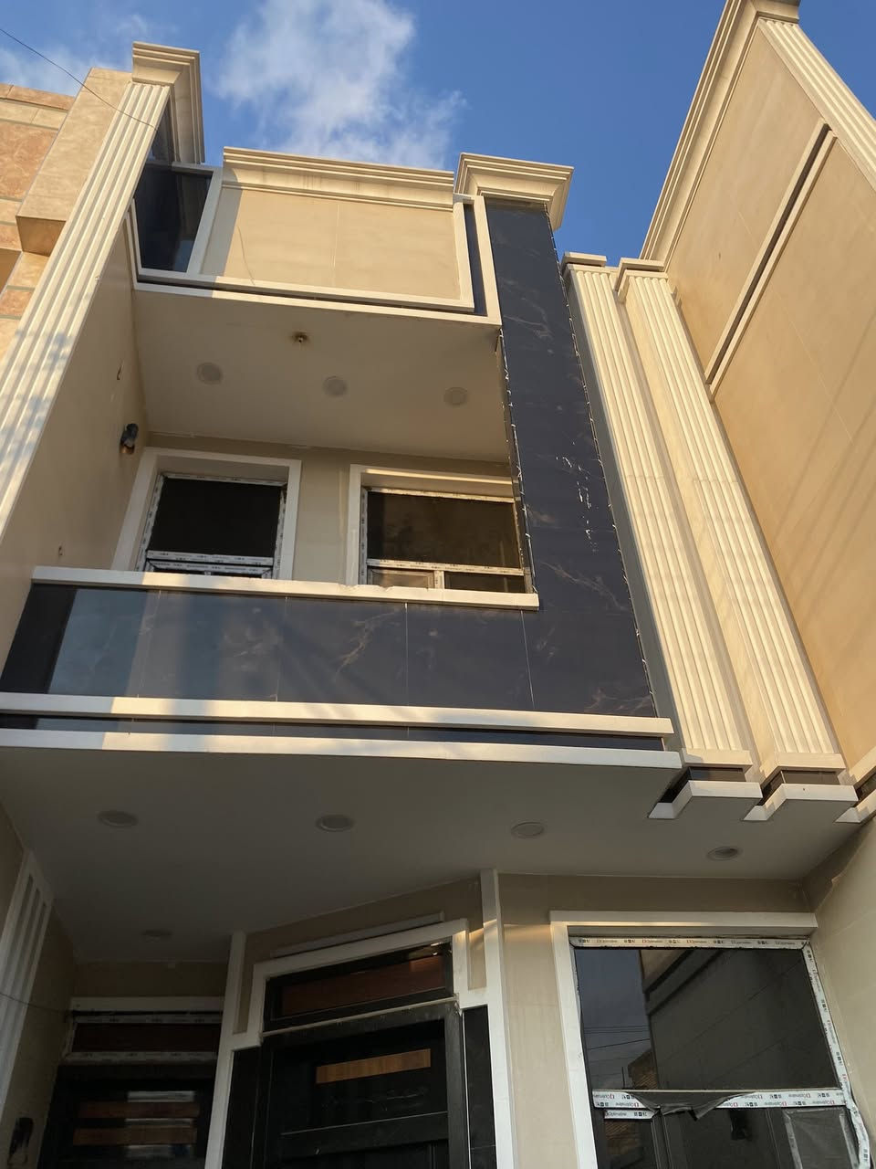 سلام عليكم
150 متر 
بيت حي اور ٦٠٠ 
٣ طوابق. 
واجه ٥ نزال ٣٠ 
***********
