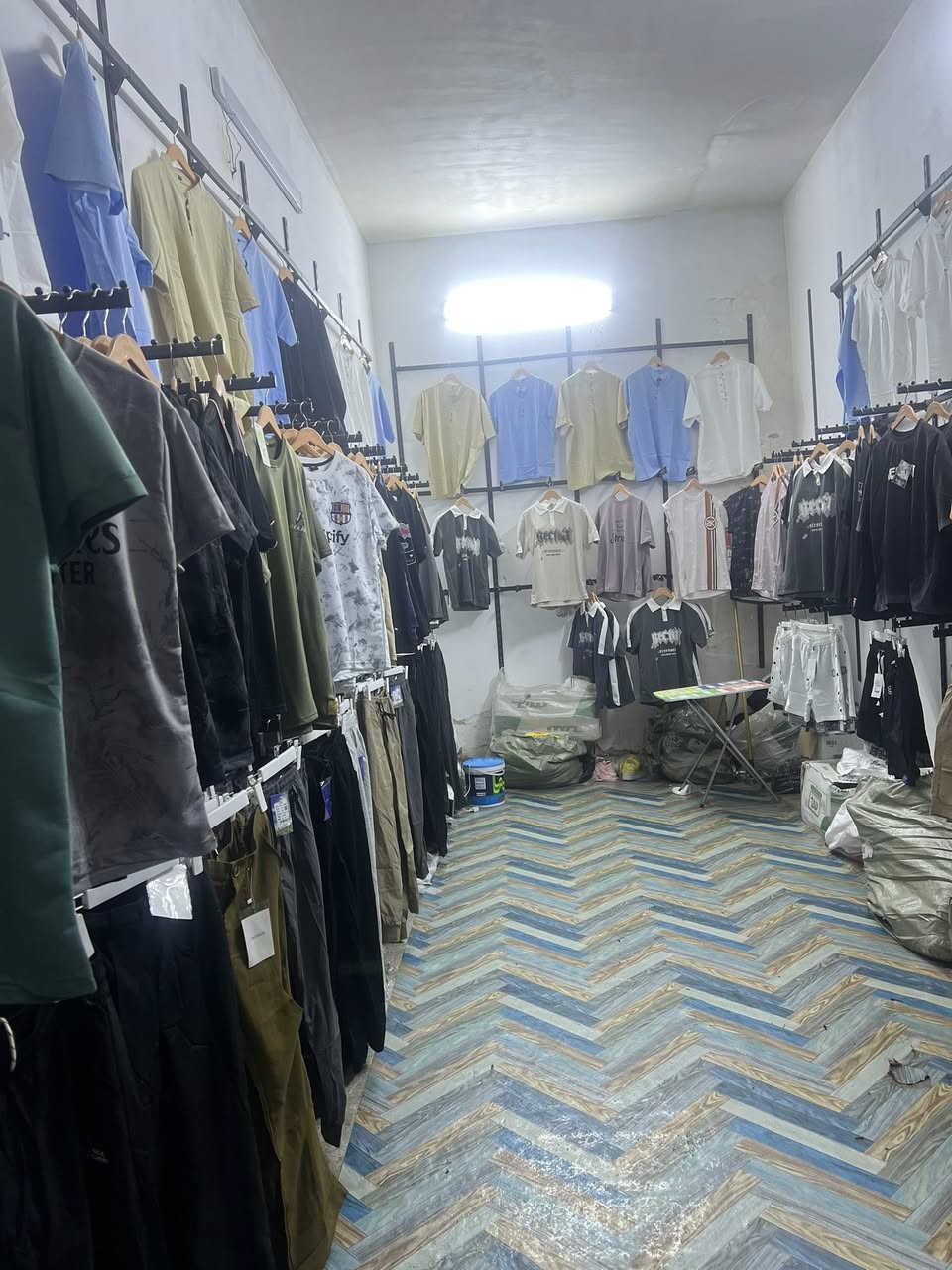 شلعة ملابس شبابية وأحذية عدد الملابس 155قطعة بجايم تراكات برمودة تشيرتات
مكاني حي اور ***********
