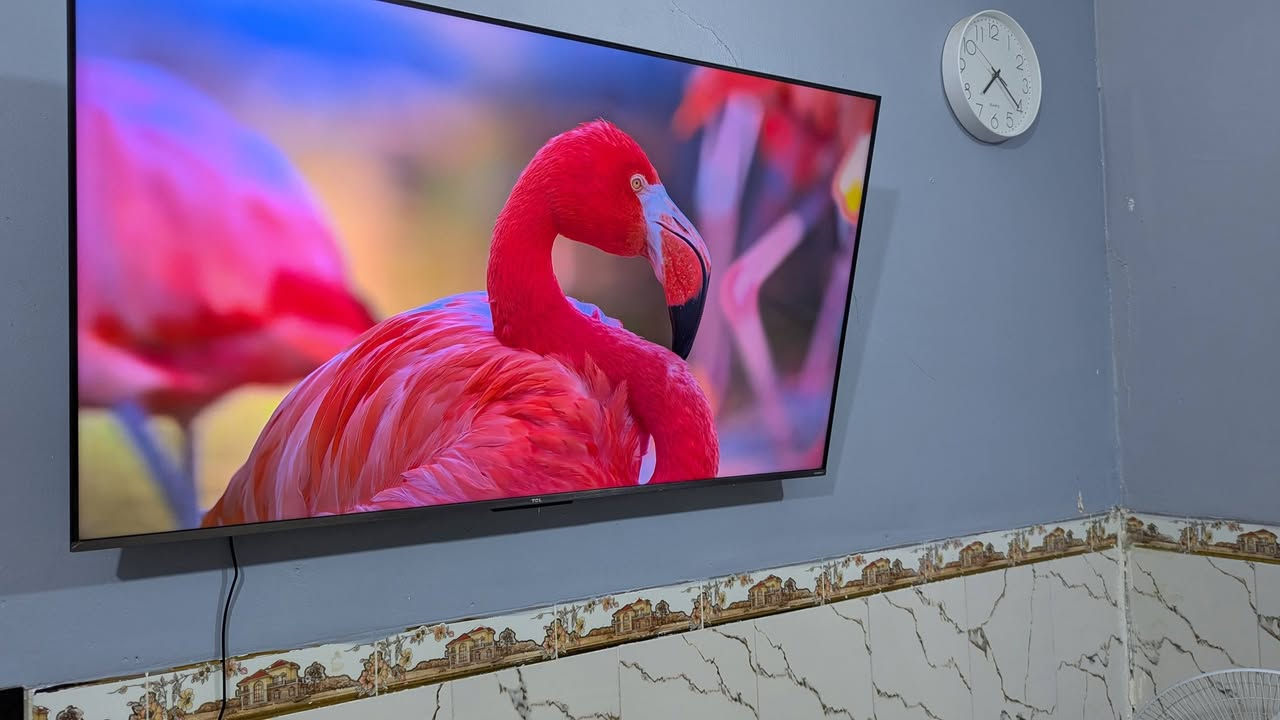 المواصفات الكاملة لتلفزيون TCL 55C735: [1, 2]
📺 الشاشة وجودة الصورة

نوع الشاشة: QLED (Quantum Dot) لألوان غنية وواقعية.

حجم الشاشة: 55 بوصة.

الدقة: 4K Ultra HD بدقة 3840 × 2160 بكسل.

معدل التحديث: يدعم 144 هرتز (VRR) لمنع تمزق الصورة.

تقنيات الصورة: Dolby Vision IQ و HDR10+ و HLG لتحسين التباين.

معالج الصورة: معالج ذكي يدعم تقنية تتبع الحركة MEMC وسلاسة العرض. [1, 2, 3, 4, 5, 6, 8, 9]

🎮 ميزات الألعاب (Game Master)

المنافذ: منافذ HDMI 2.1 تدعم دقة 4K بمعدل 120Hz/144Hz.

تقنيات المزامنة: FreeSync Premium من AMD لتقليل تأخر المدخلات (Input Lag).

وضع الألعاب: ميزة ALLM (وضع زمن الانتقال المنخفض التلقائي) وبار الألعاب الخاص (Game Bar). [1, 2, 4]

🔊 الصوت

النظام الصوتي: مجهز بنظام سماعات من شركة Onkyo العالمية.

القدرة الصوتية: 20 واط (10W × 2).

تقنيات الصوت: Dolby Atmos و DTS-HD لتجربة صوت محيطي وسينمائي. [1]

🧠 النظام والذكاء الاصطناعي

نظام التشغيل: Google TV المطور مع إمكانية الوصول لمتجر التطبيقات والمنصات (Netflix, YouTube).

التحكم الصوتي: يدعم المساعد الصوتي الذكي (Google Assistant) والتحكم بدون استخدام اليدين.

المشاركة الذكية: مدمج به Chromecast ودعم Apple AirPlay 2 للمشاركة المباشرة من الهاتف. [1, 2]

⚙️ العتاد والاتصال

الذاكرة: 3 جيجابايت رام (RAM) مع ذاكرة تخزين داخلية 32 جيجابايت.

التوصيل: واي فاي ثنائي النطاق (2.4G/5G) وبلوتوث إصدار 5.0.

المنافذ: 4 منافذ HDMI ومنافذ USB. [] سعر400الف مكاني بغداد وره سيطرت الشعب شاشه فقط اكووصخ فوك مامبين ابد باقي مكفول


**إذا كنت صاحب هذا الإعلان وتريد حذفه لأي سبب، رجاءا أرسل رسالة إلى الدعم الفني**