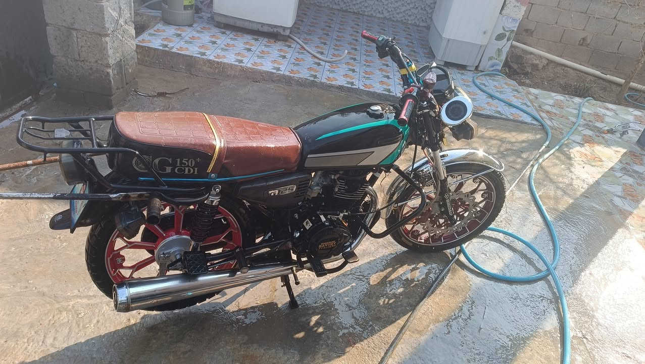 السلام عليكم دراجة سيفان للبيع موديل 25مبدل تانكي مالتة الاصلي موجود الويل هم مبدل الدراجة مهمولة مكينة سودة  الدرجة نضيفة بس مهمولة 750بي مجال اوراق كاملة مكاني بهرز. ***********متواجد خاص
