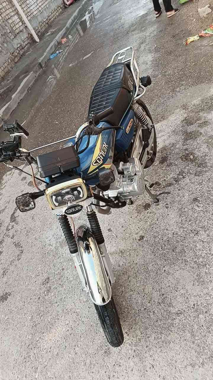 سلام عليكم دراجه يرانيه سونك موديل 2025وراق كامله برغي ما مفتوح بيهه دراجه جديه شوفت عيونك صالنصه مالتهه موجوده دراجه رمبه ونضافه كدامك***********
