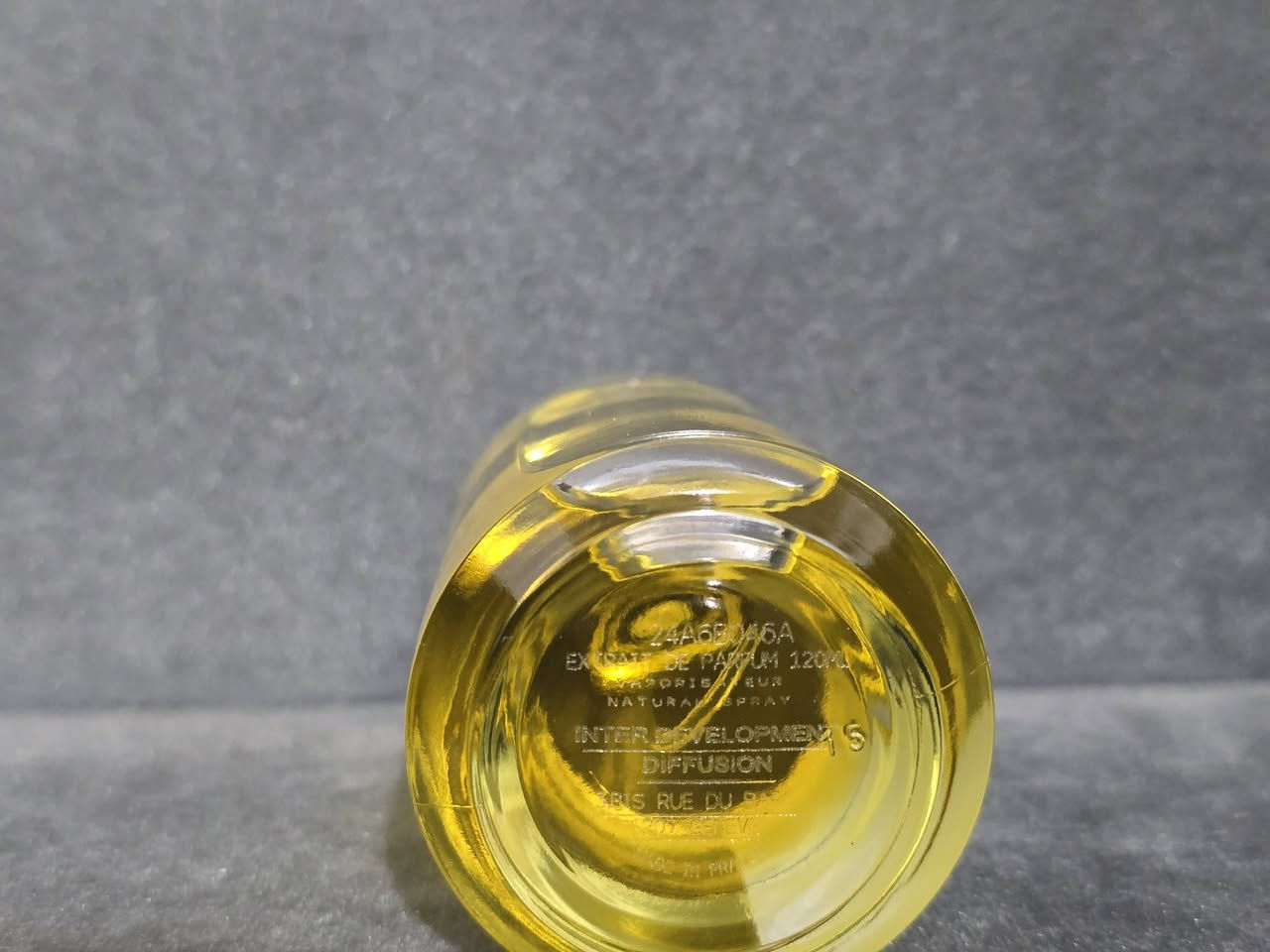 ​السلام عليكم شباب،
للبيع عطر Mancera Cedrat Boise Intense الغني عن التعريف (النسخة المركزية Intense Extrait de Parfum، وهي النسخة الأقوى والأثبت من العادية).
​الحالة: العطر شبه جديد تماماً، مستخدم مرتين فقط (الزجاجة كاملة ومستوى العطر لم ينقص منه شيء يُذكر).
​الملحقات: يأتي كامل مع العلبة الكرتونية الأصلية والجراب القماشي الخاص بـ مانسيرا.
​الأصالة: العطر أصلي 100% ومستعد للفحص بكافة الطرق (الباتش كود متطابق تماماً على العلبة والزجاجة للتأكد).
سبب البيع :ذوق شخصي
​الموقع: متواجد في ديالى / خانقين.
التوصيل لجميع المحافظات
​💰 السعر المطلوب: 110,000 دينار عراقي (قريب من النهائي رجاءً، العطر جديد وسعره بالوكالة معروف).
​للتواصل والاستفسار: يرجى إرسال رسالة خاصة أو الاتصال على الرقم: [***********]
