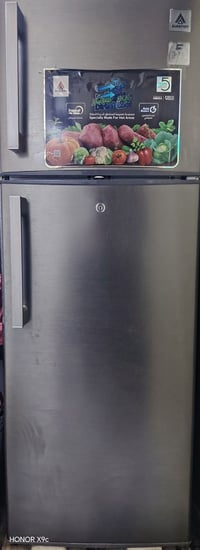 ثلاجة 12قدم • مستعملة • خدوش بسيطة