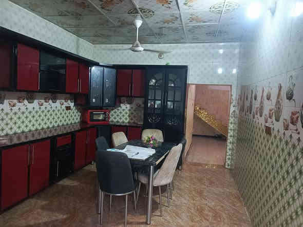 للبيع 
بيت المساحة 300م 
الموقع حي الحسين الأول 
قرب الشقق السكنية 
بناء طابوگ عكاده نضيف جدا 
غرفتين وصاله ومطبخ وبراني ومجمع صحيات 
السعر 100 مليون وبي مجال 
خدمات كامله تبليط ماء كهرباء 

للاستفسار مراجعة مكتب الضامن للعقار الشارع التجاري مقابل منفذ المعرفه أو الاتصال 📞 
***********
***********
