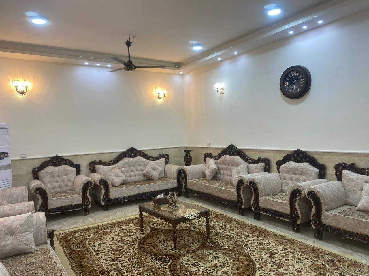 بيت للبيع حي البلديه الاطباء الاخصائيين خلف البنزين خلف سما كربلاء موقع مميز ثاني بيت عن الشارع العام مساحته 250 متر بناء 2024 يباع مع الاثاث خمس غرف نوم بيت  صار استقبال مطبخ صحيات عدد سته ***********
