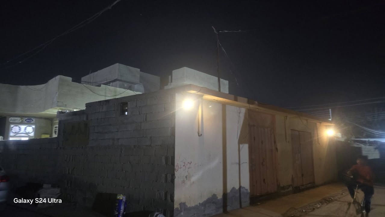 السلام عليكم دار البيع ملك طابو صرف مساحه 710متر تحتوي على بيت طابقين بيه 4غرف نوم وهول وصاله ومطبخ واستقبال وحمامات 2واحد داخلي واحد خارجي وبيه بيت ثاني سقف ترابي وبيه محلات 2مأجره  والدار واقعه في قريه الانتصار الهليل تقع على 3شوارع السعر على الخاص التواصل على الرقم التلفون ***********
