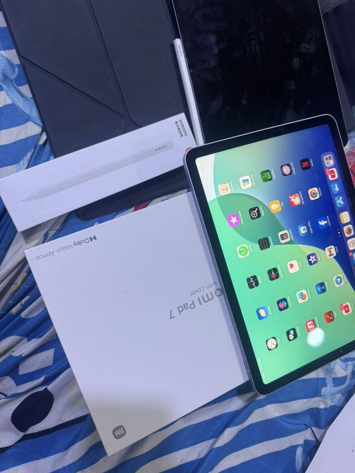 شاومي باد 7 للبيع
استعمال اقل الشهر 
نظافة 100% 
ملحقاته كامله
+ قلم شاومي 
السعر 435 
المكان بغداد
واتساب ***********
