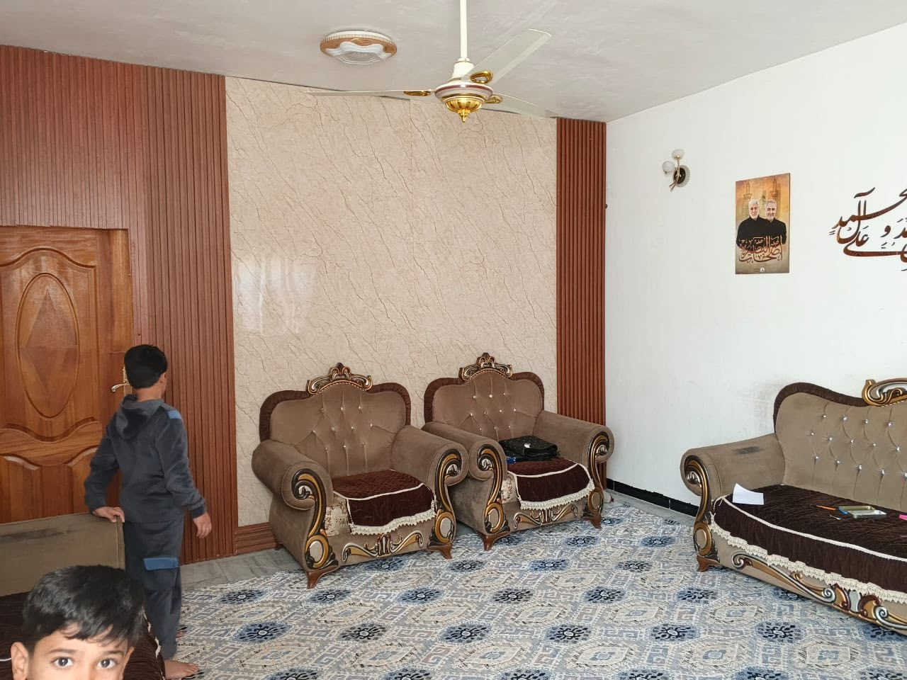 بيت للبيع مجمع السلام 200م قريب على الخدمات  البيت بي غرفتين نوم وصالة واستقبال ومطبخ ومناور ثنين وصحيات ثنين وكراج وحديقة البيت جاهز للسكن   طابق ونص السعر الكلي 220 مليون قسم اقساط وقسم نقد الاستفسار ***********
