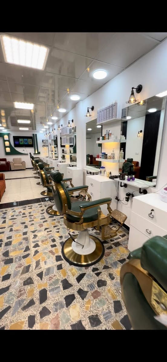 مركز بحاجة الى حلاق 
العنوان الغدير ساحة ميسلون
اهم شي يكون سكنة قريب وخبرة بالعمل
***********
