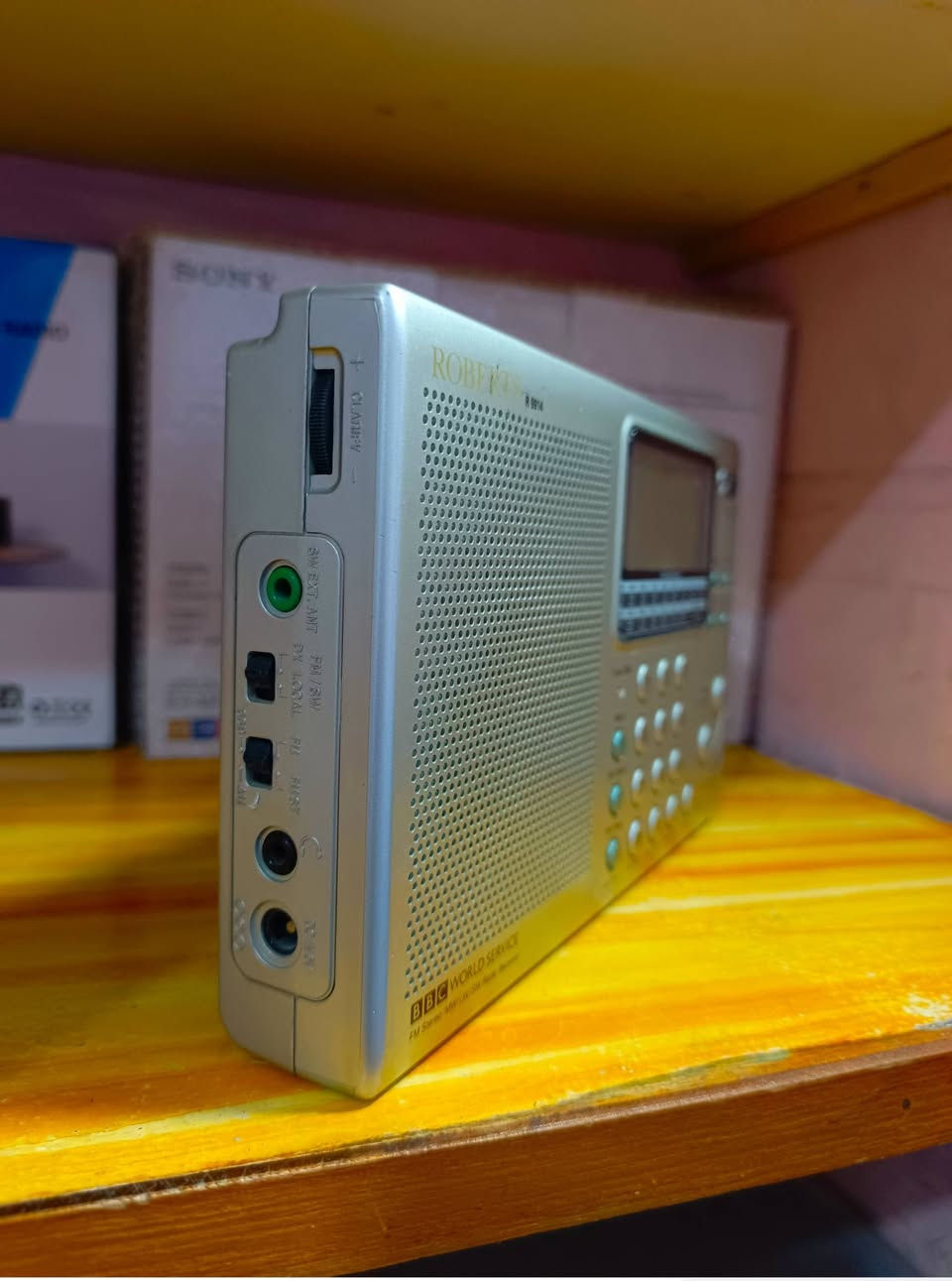 راديو. ROBERTS. R9914 
انكليزي الصنع
موجات FM-MW_SW 14
موجة sw 14 موجه
شاشه دجتل
ميزه حفظ محطات مفضله
منبه وساعه ومنفذ سماعه خارجيه
بيه منفذ محوله ٦ فولت
يشتغل باتري قلم عدد ٤
جهاز لوك جديد كارتون مع حافظه اصليه جلد
اي استفسار بعد تعليق يوصلك السعر وبالخدمة


**إذا كنت صاحب هذا الإعلان وتريد حذفه لأي سبب، رجاءا أرسل رسالة إلى الدعم الفني**