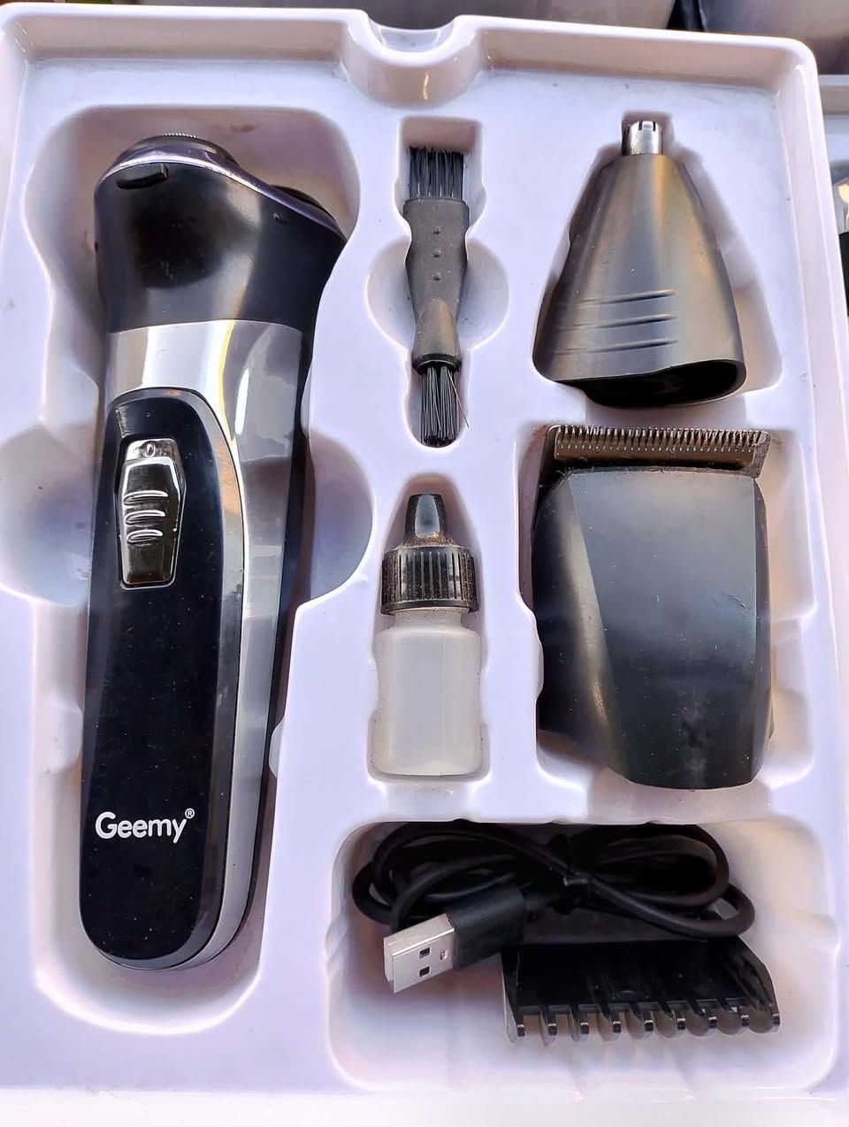 هذه مجموعة ماكينة حلاقة كهربائية متعددة الوظائف قابلة لإعادة الشحن من Geemy. 
العلامة التجارية: Geemy 
الوظائف: 3 في 1 (تتضمن رأس موس، رأس قص الشعر، ورأس تشذيب شعر الأنف) 
مصدر الطاقة: تعمل بالبطارية وقابلة لإعادة الشحن عبر كابل USB 
مدة الشحن: تتطلب حوالي 8 ساعات للشحن الكامل 
المحتويات: تأتي مع شفرة قص عالية الصلابة ورأس حلاقة ورأس تشذيب الأنف وفرشاة تنظيف وزيت تشحيم 
إخلاء مسؤولية: قد تختلف المواصفات والأسعار حسب الموديل الدقيق والبائع. 
إبراهيم المولى للكهربائيات ⚡
📞 *********** واتساب واتصال
📍 سوق نبي يونس – دورة الحمّام
🚚 توصيل داخل الموصل والعراق
 📍ملاحظة يوجد صيانة للجميع اجهزة
