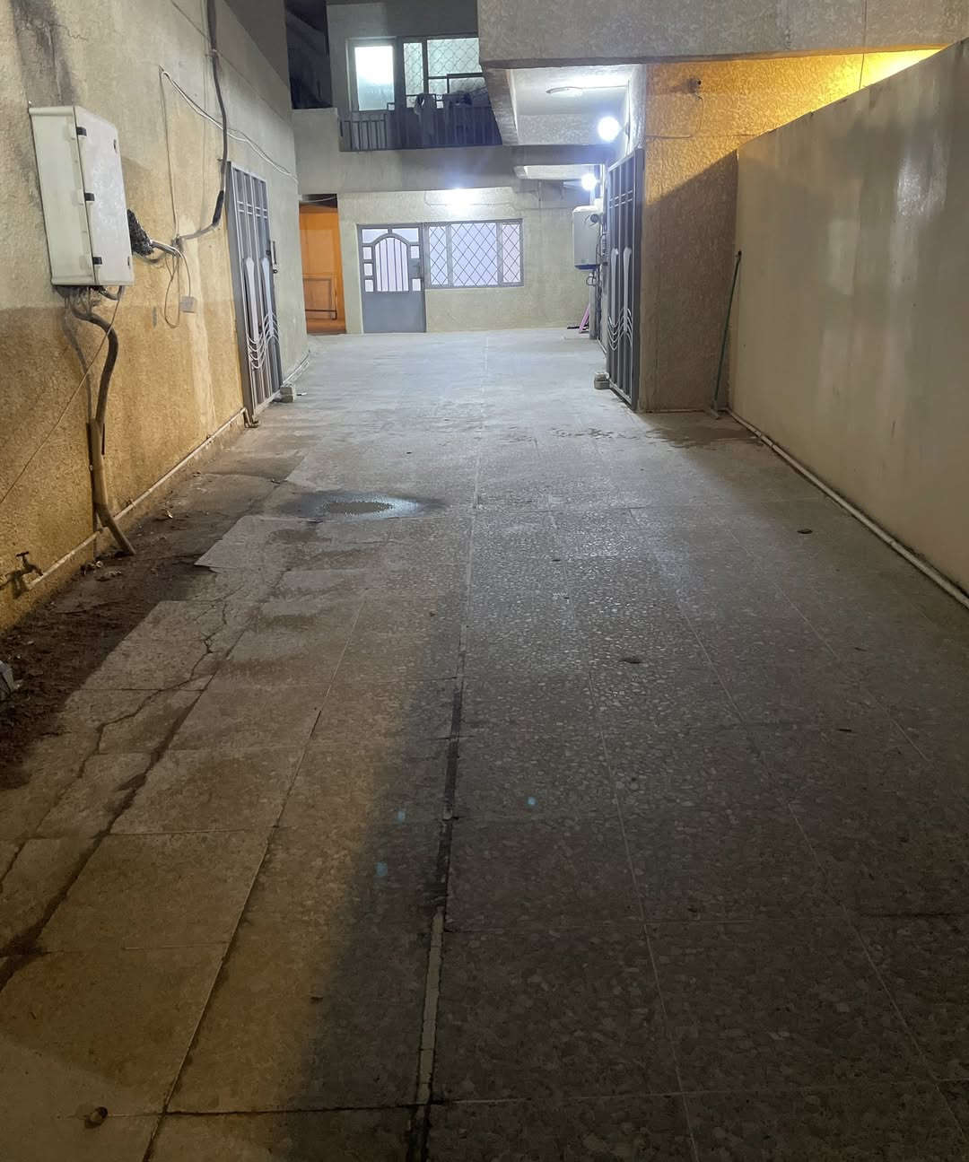 🔴شقق للايجار في الكرادة🔴
📍الموقع : كرادة داخل موقع مميز تجاري
🔷شقة 1 : مشتمل معزول مساحة 190 متر غرفتين وصالة ومطبخ وحمام مع ترك طابق ارضي مع كراج يتسع لاربع سيارات 
🔷شقة 2 : غرفتين وصالة ومطبخ وحمام طابق ارضي 
🔷شقة 3 : غرفة وصالة ومطبخ وحمام طابق ارضي 
🔷شقة 4 : غرفة وصالة ومطبخ وحمام طابق اول 
🔹حالة الشقق  : نظيف 🔹
🔹يصلح ايجار : شركات/ عوائل🔹
————————— 
🏢 شركة المستقبل للاستثمار والتسويق العقاري 
🔺نستقبل كافة عروضكم وطلباتكم 
🔺للاستفسار : 
***********
