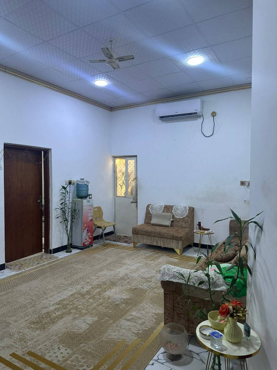 بيت في البهادرية شارع المطور مساحة ٢٦٠ م بناء جديد سنة ٢٠٢٠ وقف سني ما مسجل  بس مكاتبة واكفلك عشائر فقط يحتوي على قرفة وصاله واستقبال ومطبخ ومجمع صحيات طابق الاول يحتوي على  قرفة وصاله ومجمع صحيات طارمه جبير ٤٠ م يحتوي على منور وترك مجاور البيت والبيت جديد ومرتب وما نقصه شي بس سراميك لطارمة فقط***********
