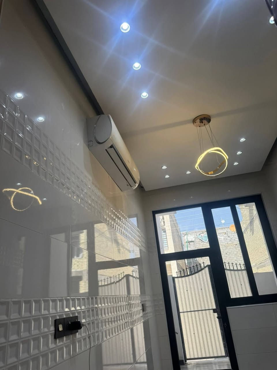 دار للبيع مساحه 100م واجهة 6 وربع نزال 16 طابقين يحتوي البيت على مطبخ استقبال هول غرفه صحيات الطابق الثاني غرفتين  نوم وصحيات بيت بناء جديد المكان البوعيثه  مجمع العدل الاول قرب جامع كامل عبود  للاستفسار ***********
