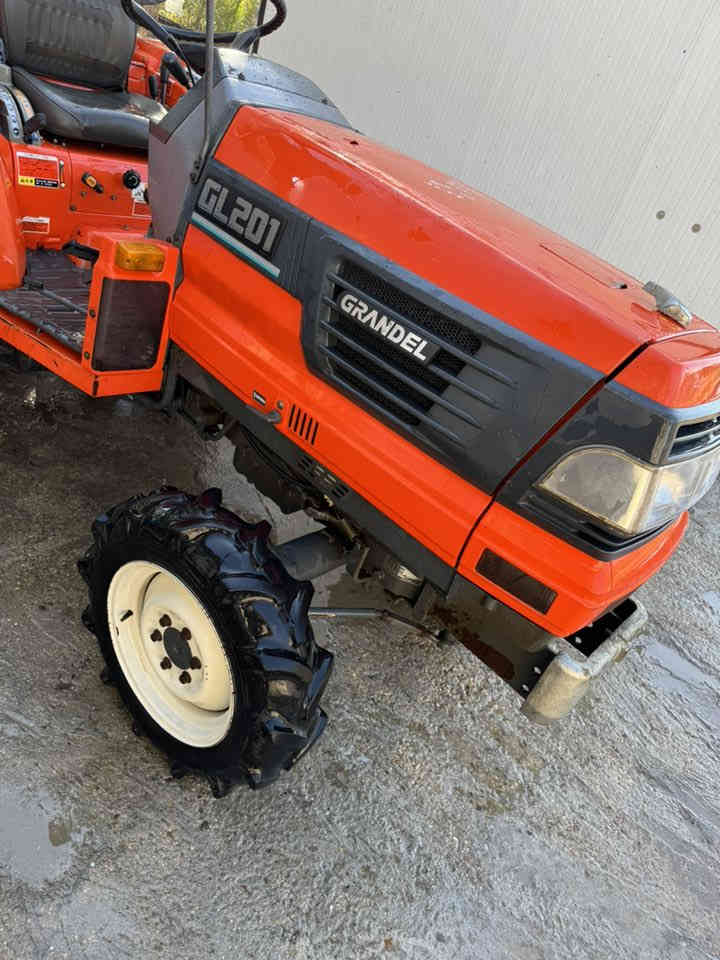 كابوتا ياباني حديث
دخول جديد نضيفه جدآ ممشتغله داخل العراق ولا متر محرك٣سلندر دبل اكسل باور استيرن ملحقات رفاس فقط تخم تاير   حجم GL201 
للاستفسار اكثر 
***********
العنوان بابل 
السعر (٦٥ورقه)
