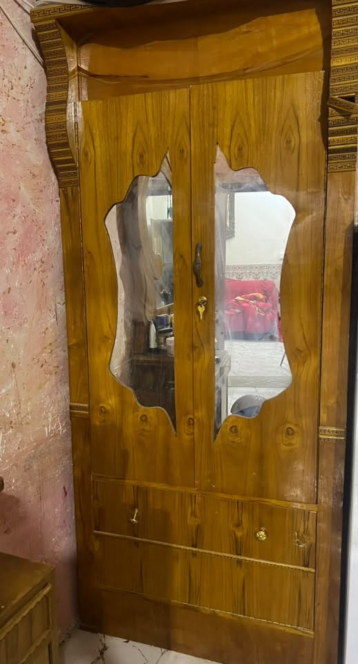 غرفه البيع سعرها 650 وبيها  ***********
