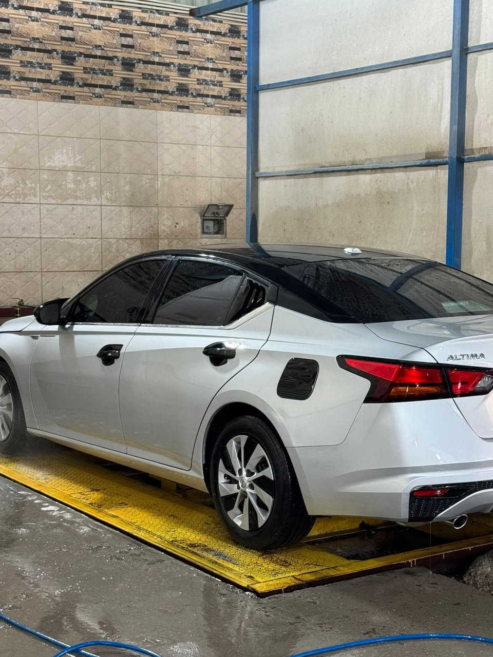 نيسان التيما موديل 20 ضرر الجاملغ الخلفي ماشيه 77 والباب فقط امعير سعرها 150 وبيها مجال 
***********
