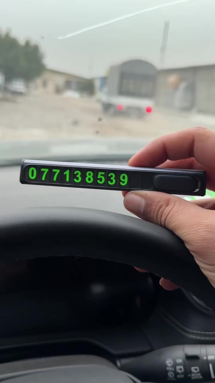 ستاند رقم سيارة

الاستخدامات

يُستخدم لعرض رقم الهاتف داخل السيارة بطريقة أنيقة وسهلة، ليتمكن الآخرون من التواصل معك في حال الحاجة (مثل عند الوقوف في أماكن مزدحمة أو طارئة).

مثالي لمالكي السيارات الذين يبحثون عن تنظيم واحترافية في التفاصيل الصغيرة داخل مركباتهم.

المميزات

تصميم أنيق ومضغوط من الألمنيوم عالي الجودة بمظهر معدني عصري.

آلية سحب وإخفاء الرقم (Push–Pull) تتيح إظهار أو إخفاء الأرقام بسهولة للحفاظ على الخصوصية.

يحتوي على أرقام مضيئة فوسفورية تضيء في الظلام لتكون مرئية ليلاً.

تثبيت قوي بفضل الشريط اللاصق السفلي المقاوم للحرارة والانزلاق.

أبعاد المنتج: الطول 13 سم – تصميم مدمج لا يشغل مساحة كبيرة على لوحة القيادة.

مقاوم للحرارة وأشعة الشمس، مناسب لجميع أنواع السيارات.

محتويات الصندوق

ستاند رقم السيارة XO C138.

مجموعتان من ملصقات الأرقام الفوسفورية (0–9).

شريط لاصق للتثبيت على لوحة القيادة.

الملاحظات

يُفضل تنظيف السطح قبل التثبيت لضمان الالتصاق الجيد.

الأرقام قابلة للإزالة والتبديل بسهولة حسب رقم هاتفك.

يُنصح بعدم التعرض المباشر للماء للحفاظ على جودة اللصق.

ابعاد الغلاف: عرض 6  ارتفاع 2  طول 19 سم


**إذا كنت صاحب هذا الإعلان وتريد حذفه لأي سبب، رجاءا أرسل رسالة إلى الدعم الفني**