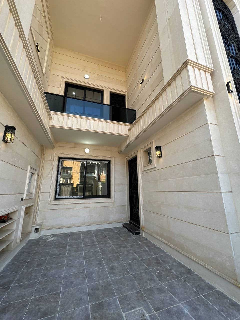 دار للبيع حي المهندسين  موصل 

المساحة 205 متر واجهة 10 متر 

سند طابو ملك صرف 

مكون من طابقين 

الاول هول استقبال مطبخ صحيات كراج 2 نوم 

الثاني 4 غرف نوم هول صحيات مطبخ 

الدار بناء vip 

للاستفسار اكثر مراجعة مكتب العمران سايدين السكر

***********
***********
