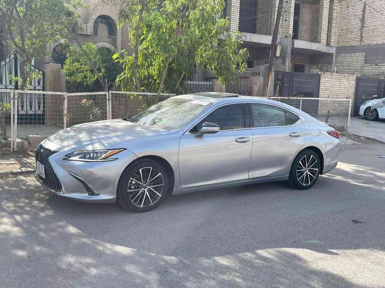 لبيع لكزز es300 موديل ٢٠٢٤ بدون يرباك وارد امريكي
فول موصفات ماشيه ١٠ الف حادث خلفي قبق جنطه وجاملغ خلفي وبيه باب سايق نص صبغ بدون يرباك جاهزه باسمي
ميحتاج اذكر موصفات معروف لكزز موصفاته 
العنوان بغداد المشتل / ***********/ ***********
صور حادث وسعر خاص
