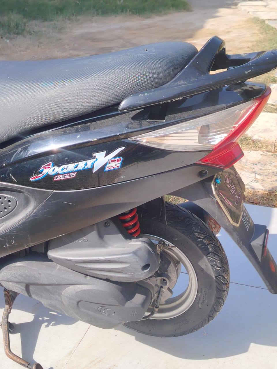 السلام عليكم 
دراجه V2 حاويه نضيفه برغي ما مفتوح بيه السعر 850 الف  للاستفسار اتصل 
***********
