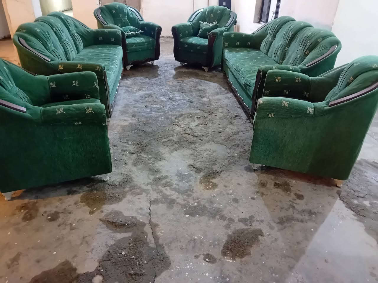 متوفر تخم قنفات مستعمله شي بسيط نظيفه السعر مناسب العنوان ناحية الفرات التواصل على الرقم أو واتساب ***********
