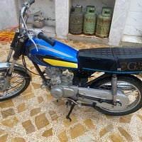 دراجة نارية بحالة جيدة مع محرك CDI ومحرك مُرقم 2014. اللون الأساسي أزر...