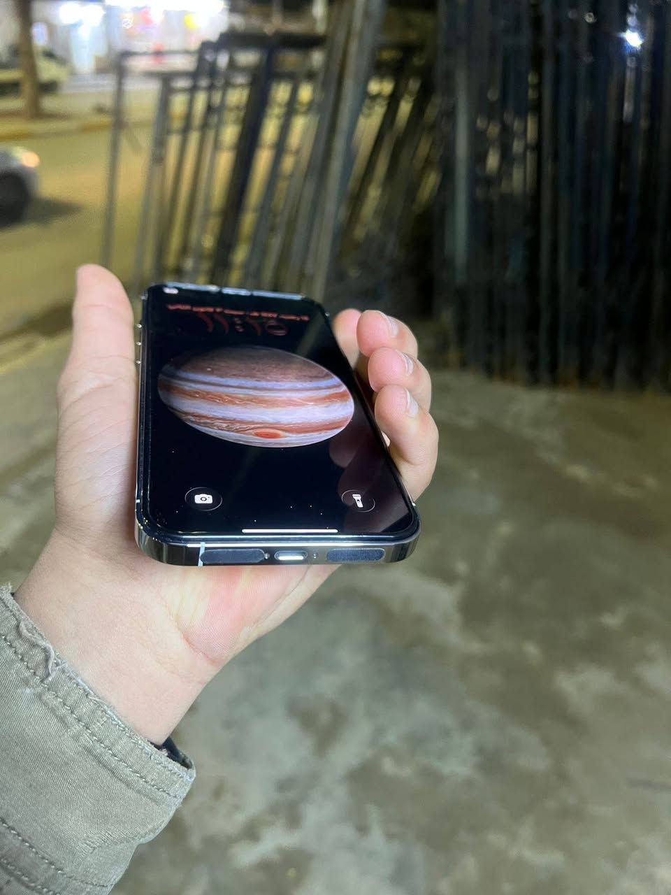 لبيع – iPhone 13 Pro Max
▫️ السعة: 256GB

▫️ البطارية: 90% 

▫️ اللون: ابيض

▫️ الحالة: نظيف جداً،  بس  هاي لسعه بضهر ممبينه موضح بصوره

▫️ الشاشة والكاميرات شغالة 100%، الجهاز غير مفتوح، لا صيانة ولا تبديل قطع

 استخدام خفيف، محافظ عليه بشكل ممتاز

السعر 690 بي مجال للشراي ***********
