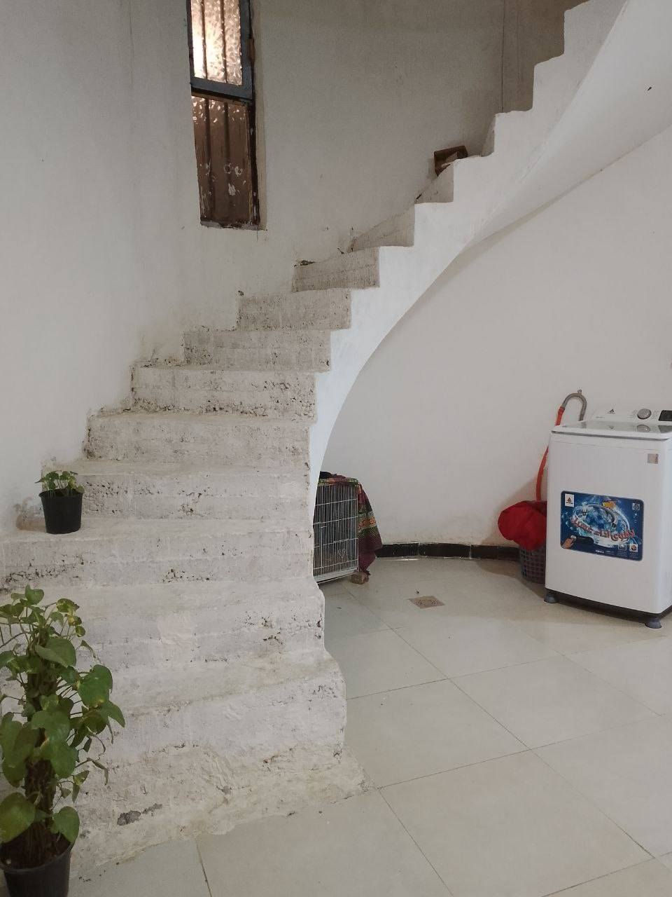 السلام عليكم بيت للبيع في منطقه الدفاس أول ما تزل السده اول فرع مساحته 200متر البيت كله كامل فقط الدرج والسطح ما كامل وعلئ شارع 8متر الرقم:***********واتساب فقط
