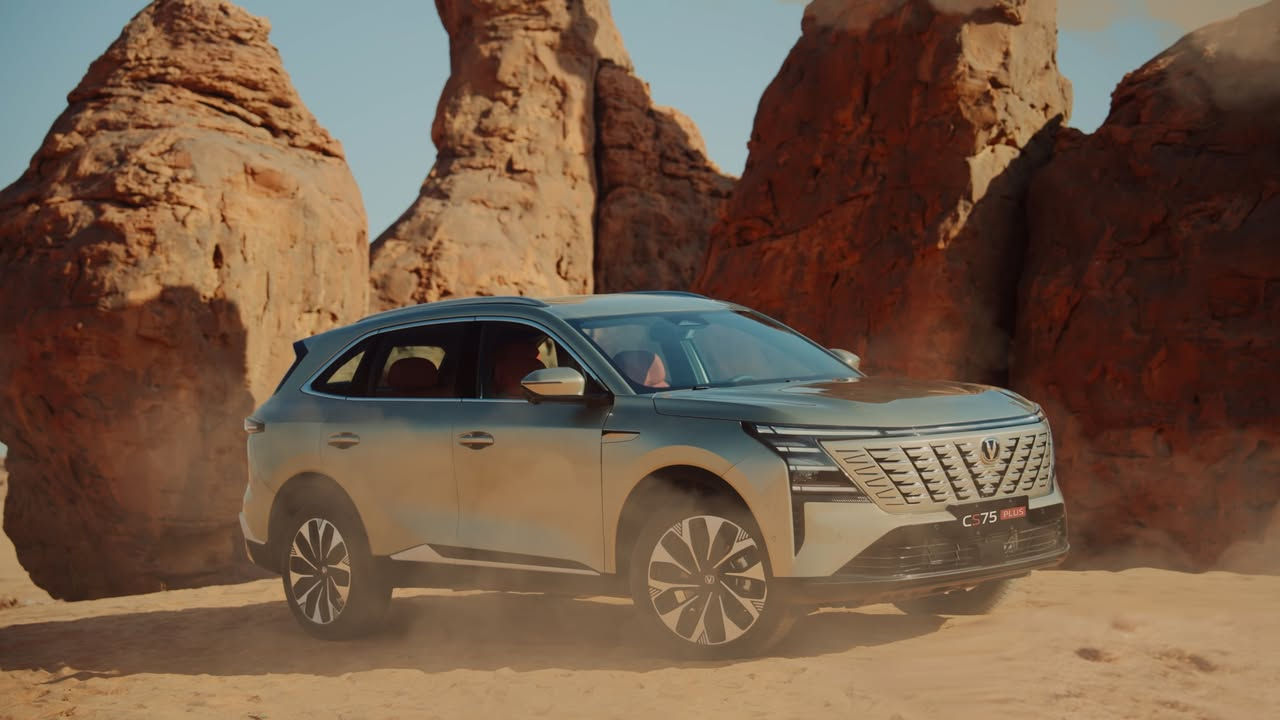 # شانجان الى اين # مقالة بقلم [Saad Atya](https://www.facebook.com/saad.atya.50?__cft__[0]=AZa5CXnLBJsj2YvluKe_GxZpeRoAV4uWV_R9sT0GdiH-V23vpce3H-q_vrUYALSJYnWYgio08BEsliH6QIyR5bvP8NeZ1EC3DPipNFEWqTJvZHjJEr7023R4xSNs-QZKLQg&__tn__=-]K-R) # جديد شركة شانجان 

كما عودتنا شركة شانجان دائما بتحديث موديلات سياراتها السابقة من حيث المواصفات  والانظمة والفخامة  تطل علينا اليوم شانجان بسيارتها الجديدة كليا شانجان CS75 plus royal 4/4 الدفع الرباعي الجديدة كليا 

تُعد شانجان CS75 بلس (الجيل الرابع  2026 ) من فئة سيارات الـSUV المدمجة، وتُمثّل الجيل الأحدث من السلسلة التي بدأت عام  2026  التي  تم الكشف عنها رسميًا  تحت الاسم الكودي C928، وأُطلقت في السوق العراقي  من نفس العام. جاءت السيارة بتصميم جديد كليًا وهيكل محسّن، وتعتمد على محرك 2.0 لتر تيربو مع ناقل حركة أوتوماتيكي من 8 سرعات. يبلغ طولها 4,770 ملم وقاعدة عجلاتها 2,800 ملم، وتتبنى فلسفة تصميم أكثر تطورًا تجمع بين الأناقة والصلابة، مع تحسينات في الأداء والتقنيات الداخلية لتواكب المنافسة في فئة الـSUV العائلية الحديثة. 

 بطول 4770 ملم   وعرض  1910  ملم  وارتفاع  1705  ملم   الخلوص الارضي ١٩٠ ملم  بقدرة حصانية 245 HP  مع عزم دوران 400  NM مع ناقل حركةض سرعات تبترونك من شركة ايسن اليابانية  ودفع رباعي للعجلات  ونظام توجيه كهربائي وخزان وقود 58  لتر  واقتصاد الوقود 9 .15  للتر الواحد اما التسارع من صفر الى 100  كيلو خلال 8  ثواني  والسرعة القصوى 215  كيلو متر مع نظام تعليق الامامي ماكفرسون مستقل اما نظام التعليق الخلفي متعدد الوصلات  تأتي بمصابيح امامية خلفية LED  اما مقاس الويل كب والاطارات  20  بوصة  مع صندوق امتعة كهربائي  ومساحة تخزين تصل الى 725  لتر و 1620  عند طي المقاعد الخلفية  وتأتي بشاشة عدادات وسطية قياس 6 .14  بوصة مع شاشة عدادات رقمية قياس 25 .10  بوصة مع اضائة محيطية 64  لون  مع مقاعد عدد 5  ركاب مكسوى بالجلد الفاخر من اجود انواع الجلود مع تحكمات كهربائية للمقاعد الامامية  اما مقعد المجاور للسائق فيأتي بتحكمات عدد 14  تحكم المقعد زيرو كرافتي مع مساج عدد 6  حركات متنوعة 

وايضا يوجد ثلاجه اسفل مسند اليد ومنفذ 12  فولت  مع شاحن لاسلكي وفتحة سقف بانورامية اما سستم الصوت من شركة بايونير يأتي 14  سماعه اما المقود من الجلد الفاخر مع تحكمات مقود متعدد الوظائف  مثبت سرعة متكيف رادار ACC  ،ومساعد صعود المرتفعات ومساعد نزول المنحدرات  مع كاميرات محيطية 360  درجه ونظام خرائط  مع نظام مراقبة الاطارات TPMS   وبصمة دخول ذكي وبصمة تشغيل  وبريك الكتروني EPB  وتشغيل عن بعد للسيارة   مع اصطفاف تلقائي للسيارة نظام الاوتو بارك  APA  مع توقف مؤقت اوتو هولد  مع اضائة امامية متكيفة  اما ربط الشاشة يتوفر ابل كار بلي واندرويد اوتو  مع وسائد هوائية عدد 6  وحساسات امامية خلفية عدد 12  مع نظام الثبات الالكتروني AEB  مع مانع انغلاق الاطارات ABS  و مانع الانزلاق TCS  وتحذير الاصطدام الامامي  FCW  ونظام تحذير مغادرة المسار LDWS  ونظام البقاء فى المسار  LKAS 

وتوزيع قوة الفرامل الكهربائية  EBD    اما مقاس الاطارات  20 / 50 / 235   اما وضعيات القيادة عدد 6   و أوامر صوتيه  وكاميرا محيطية 540  درجه مع منافذ USB  خلفية عدد 2 

ابرز ما يميز السيارة  شاشة على طول الداشبورت الامامي ترفيهية بطول 12 .1  متر  

وصلت رسميًا لدى وكيلها  الحصري فى العراق مجموعة شركات البخيت    متوفرة للبيع نقدا واقساط داخلية او اقساط على المصارف مع ضمان  10  سنوات او مليون كيلو متر  لمزيدا من المعلومات الاتصال على 6881


**إذا كنت صاحب هذا الإعلان وتريد حذفه لأي سبب، رجاءا أرسل رسالة إلى الدعم الفني**