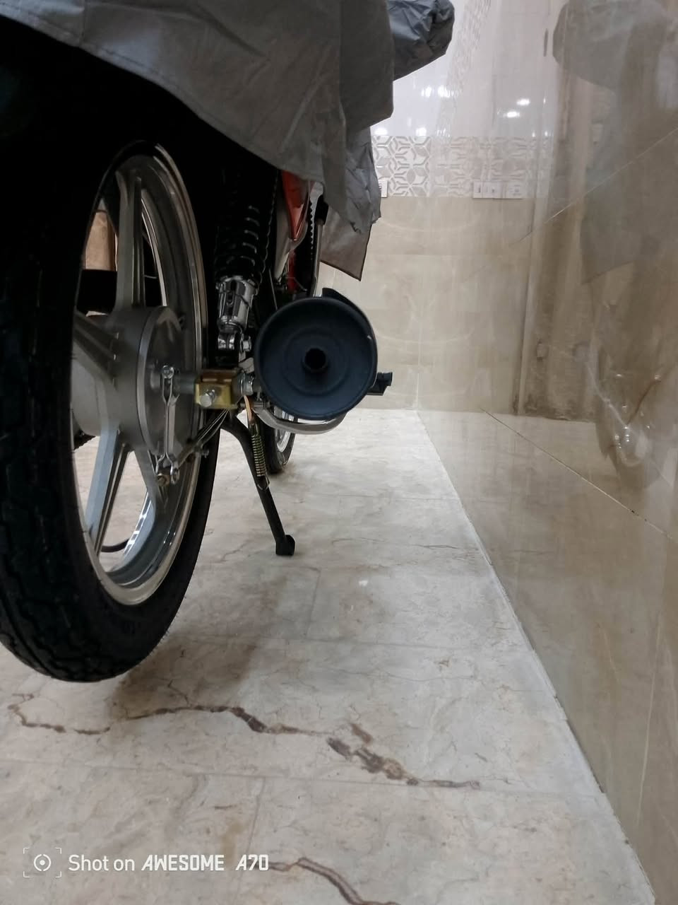 سلام عليكم دايون بعدهي زيرو صارله شهرين من طالعه من الوكيل طالعه من معرض الجوهره دراجه سحك ما ساحكه ماشيه 30 كيلو مكان خان نص حيدريه سعر مليونين او 100 او بيه مجال ***********
