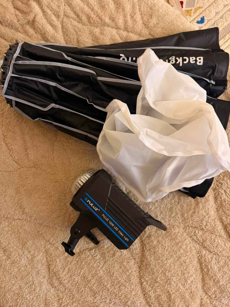 كاميرا كانون R8 فول فريم استخدام مره واحده فقط مع عده تصوير وصناعه محتوى كامله من اضائه واضائه جانبيه وداش فيو ورام الى اخره الكاميرا والعده كاملات بمليونين وبيهن مجال للشراي فقط اتصال 
***********
