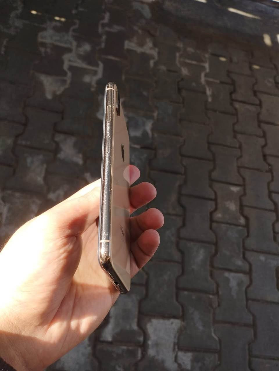 السلام عليكم ورحمه الله 
ايفون اكس اس ماكس 
ذهبي 
ذاكره ٢٥٦ 
مبدل قطعه وحده بطاريه فقط لا غير 
وفيس ايدي واكف بس شاشه ممبدله بلاديه
للبيع فقط  ١٧٥ونهايته١٥٠ قفل قفل قفل مستعجل عليه عدي شغله بفلوسه اليوم 
هذا رقمي *********** بي واتساب 
مكاني بغداد الحسينيه الراشديه وتوصيل ماعندي بغداد, العراق
