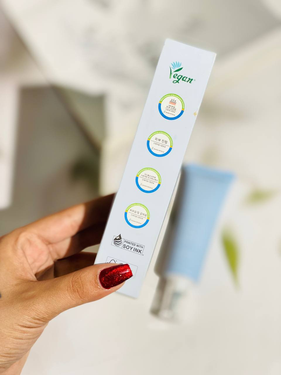 🌊 كريم دكتور ألثيا أكوا مارين المائي (Dr. Althea Aqua Marine Watery Cream)
 🇰🇷 بلد المنشأ: كوريا .
 🧴 نوع المنتج: مرطب كوري خفيف الوزن مصمم لتوفير ترطيب عميق ومنعش للبشرة، وترطيب عميق وطويل الأمد.
✨ مميزات وفوائد المنتج بالتسلسل:
1 💧 ترطيب مكثف وبديل متطور للماء: يتكون من 70% من ماء الخيزران (بامبوزا فولغاريس) بدلاً من الماء النقي، مما يمنح البشرة ترطيباً مكثفاً.
2 🛡️ تعزيز حاجز البشرة: يحتوي على البانثينول (بروفيتامين B5) بتركيز 10,000 جزء في المليون، والذي يساعد على حبس الرطوبة وتقوية الطبقة الواقية للبشرة.
3 🌱 تهدئة فورية: غني بمادة الغوايازلين (Guaiazulene) التي تعمل على تهدئة الاحمرار والتهيج الناتج عن العوامل الخارجية.
4 💧 قوام مائي خفيف: يتميز بقوام جل مائي سريع الامتصاص، لا يترك أي ملمس دهني أو لزج، مما يجعله مثالياً للاستخدام تحت المكياج
ــــــــــــــــــــــــــــــــــــــــــــــــــــــــــــــــــــــــــــــــــــــــــــــــــــ
#اكسبلور #لايكات #السعودية #الخليج_العربي #الامارات #البحرين #الكويت #العراق #مصر #لبنان #الجزائر #بنات #شباب #حب #غرام #منشورات #ريلز #اكسبلور2021


**إذا كنت صاحب هذا الإعلان وتريد حذفه لأي سبب، رجاءا أرسل رسالة إلى الدعم الفني**