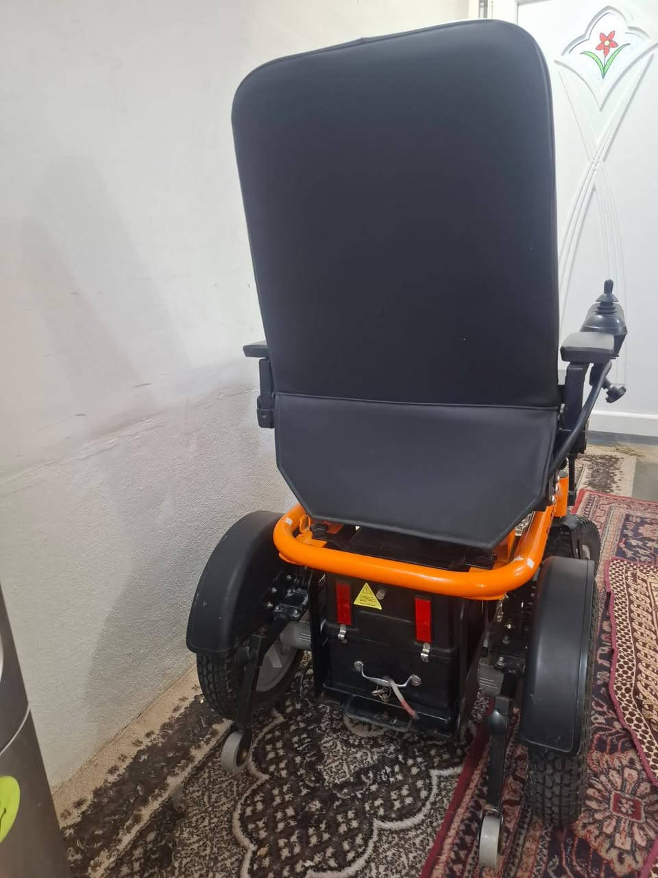 السلام عليكم للبيع 
كرسي كهرباي متحرك مستخدم قليل جدا نضافه 90% السعر 450 الف للتواصل على الرقم ***********
