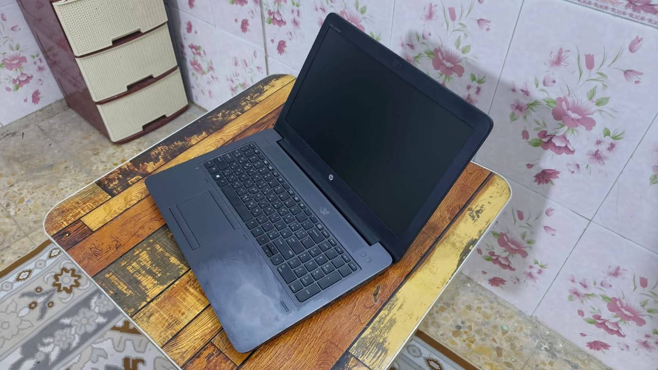 لابتوب hp
السلام عليكم   لابتوب hp Zbook
جهاز قوي وممتاز للأعمال الهندسية، التصميم، والمونتاج
السعر 450 وبي مجال 

المعالج: Intel Core i7-7820HQ
الذاكرة العشوائية (RAM): 8 جيجابايت.
كرت الشاشة 
NVIDIA Quadro M2200 (بذاكرة 4 جيجابايت).
Intel HD Graphics 630.

وحدة التخزين: 256 جيجابايت نوع SSD (سريع جداً من نوع NVMe).

نظام التشغيل: Windows بنظام 64 بت.

ملاحظة: الجهاز عبارة عن محطة عمل (Workstation) من فئة HP الاحترافية المخصصة للأداء العالي.
واتساب ***********
