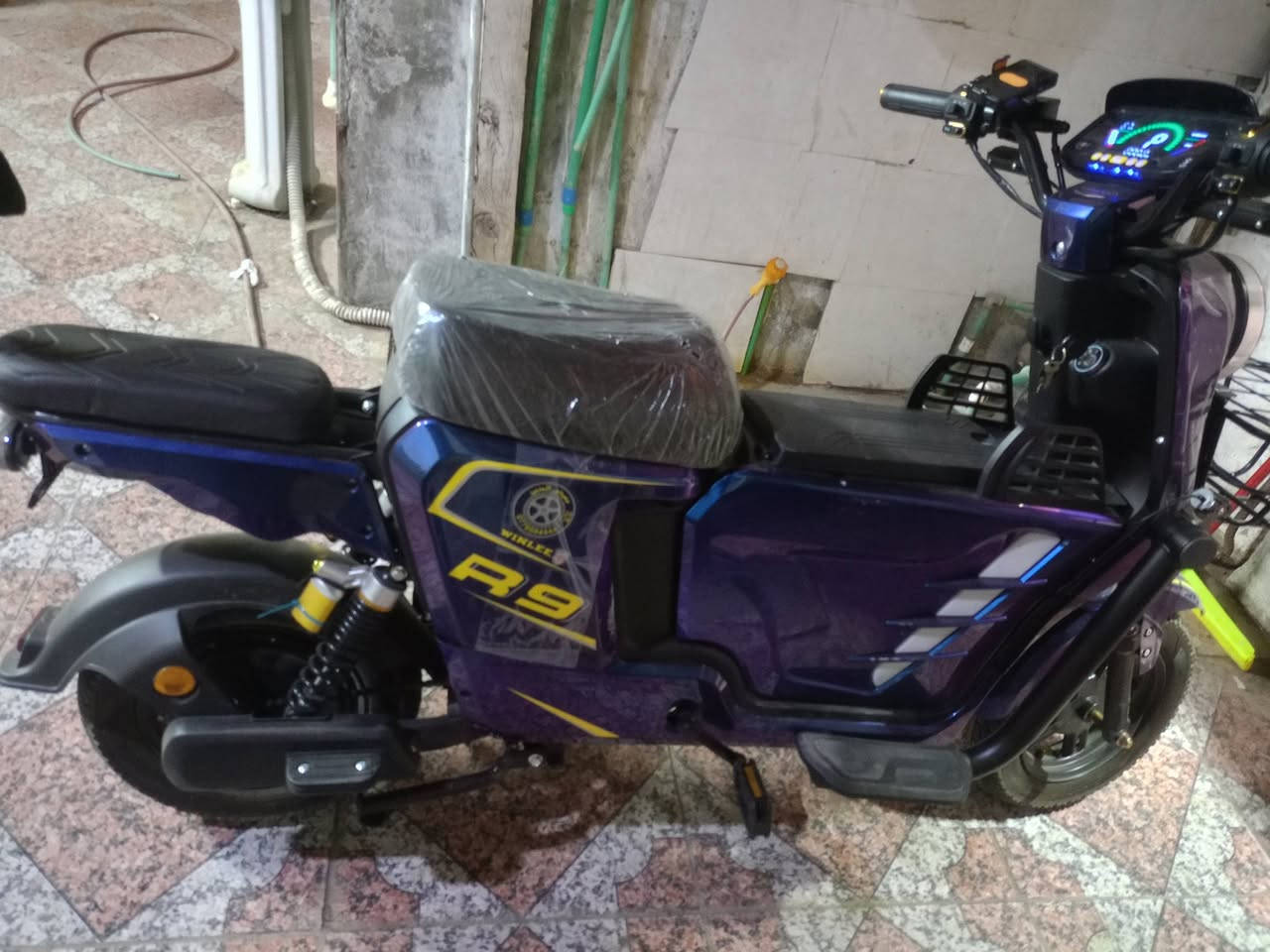 دراجة R9 نظيفة وجديدة ومع كامل الملحقات اي نقص ما بيها 5 بطاريات موديل 2026 كل شي نظافة فول سعر 600 وبيها مجال الدراجة خير من الله 
للتواصل ***********
