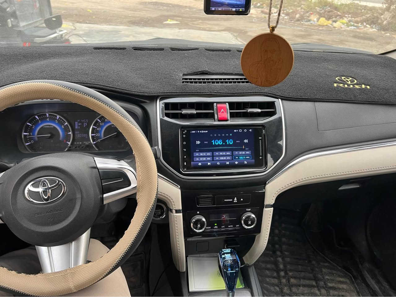 السلام عليكم للبيع أو مراوس حسب القناعه  تيوته راش السياره جديده مديل 2019  تبريد ثلج حساسات لايت زنون كأمره شاشه تحكم ستيرن سياره مابيهاا برغي نقص تراي وين متريد اشاير مري السياره سبعه راكب محرك 1500 
السعر 168 وبيهاا مجال 
السياره سيارت بيت 
وبسمي شرط التحويل 
بدون حادث ولا صبغ   والسونر مرفوق في المنشور 

الرقم ***********
الدوره حي الصحه بغداد, العراق
