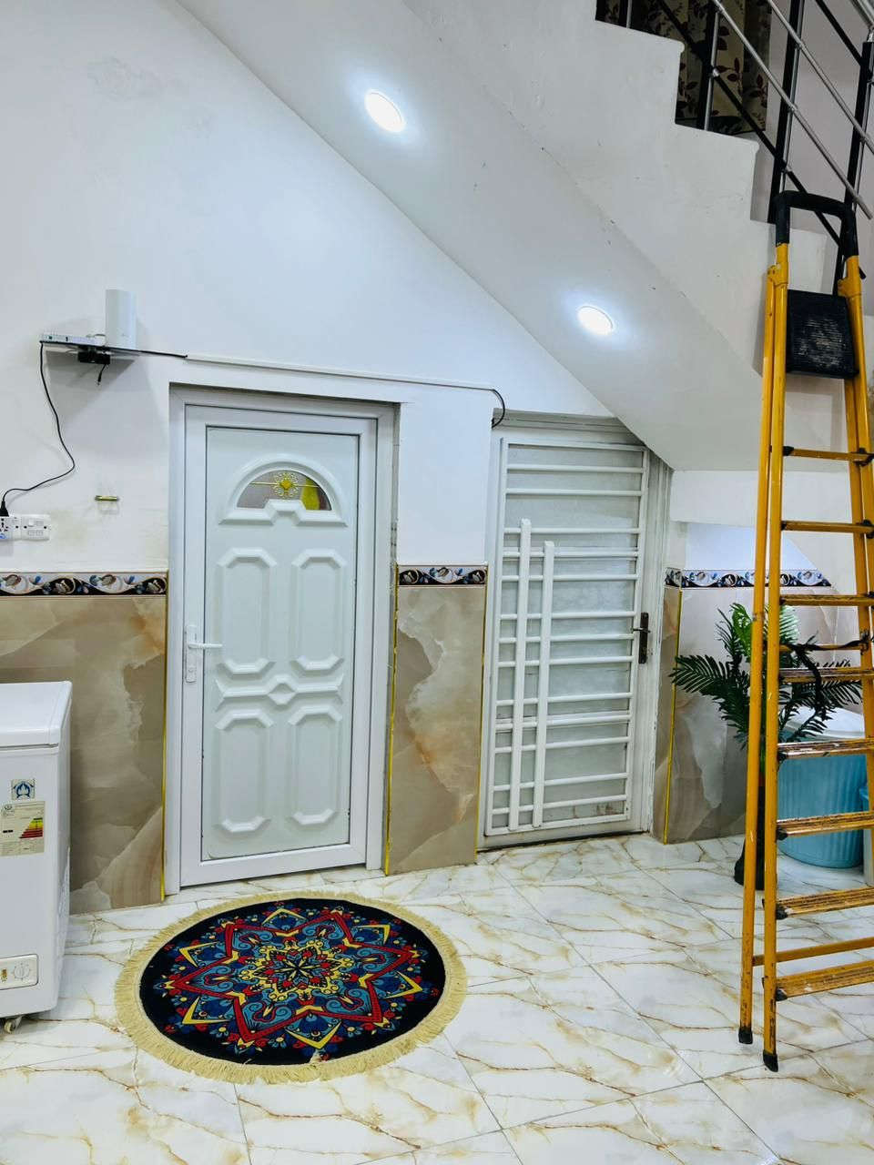 سلام عليكم بيت للبيع المساحه 130 حي شهداء قرب جسر الزهور الخدمي طابقين غرفتين وحمام كامل مطلوب اسكان 43الاستفسار ***********
