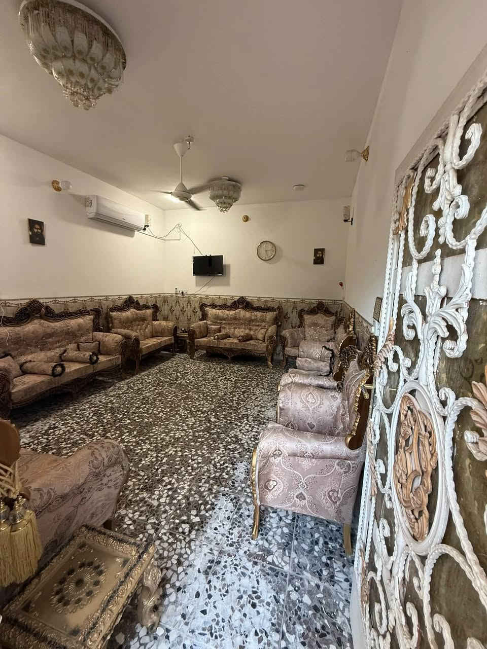 بيت طابو زراعي المساحه ١٢٠يحتوي على غرفتين وصاله ومطبخ وحمام داخلي وخارجي وستقبل كونكريت البيت باقي التفاصيل واتساب ***********
