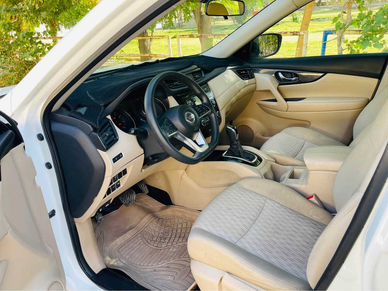 نیسان رۆگ ٢٠١٧
تەنها یەک چاملغی بۆیاغە بێ ناو بێ ئێڕباگ
تەنها ٣٣ مل ڕۆیشتوە خۆمان ڕەقەمان کردوە 
ناو زەردە زۆر با تازەی ماوەتەوە
سەیارەکە یەک دەست بووە 
چوار تایەی تازەی لە ژێرە 
سەیارەکە هیچ مەسرەفی تێدانیە 
شوشەی جوانە 
ڕادارە ئۆتۆ ستۆپە 
شوێن ڕانیە
نرخ١٧٤ گەڵا
***********
*********** رانية, السليمانية
