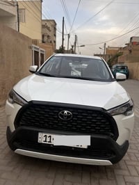 كورلا كروس 2024   داخل احمر  مكفولة السيارة  ماشية 2000 كيلو بعدها زير...