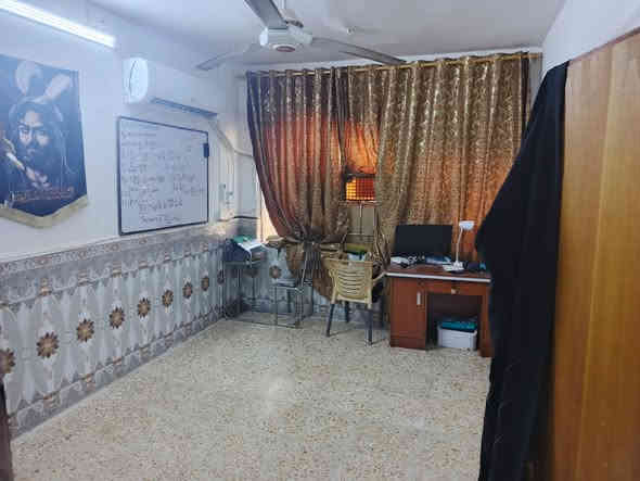 بيت م ١٠٠ متر حوش جبير تواليت خارجي حمام داخلي استقبال وصاله مطبخ وغرفه جبيره منطقه الحسينيه الجريخي شارع أبو رسول مقابل مطعم جكن خلف اسواق عمي السعر ٥٥ وبي مجال للشراي 
الرقم ***********
