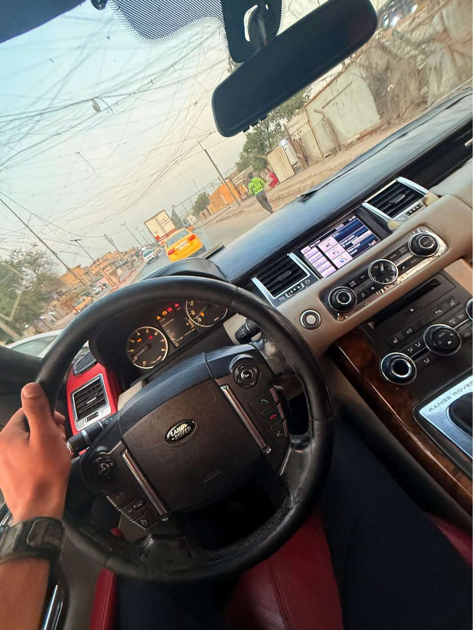 السلام عليكم رانج روفر موديل 2012 سبورت رقم بغداد بسمي تحويل ثاني يوم تضليل جام خلفي و مثلثات 
الضرر : صفحة السايق 
المحرك جديد حاوية  V8 سعة 5.0 لتر المرغوب بدون سوبر 
دفع رباعي دائم (4WD)
جكات ارتفاع و انخفاض 
بانوراما داخل جلد احمر
 مقاعد  تدفئة / تبريد 
تفاصيل اكثر اتصال : *********** 
السعر : 110 و قابل للتفاوض او مراوس حسب الرغبة بغداد, العراق
