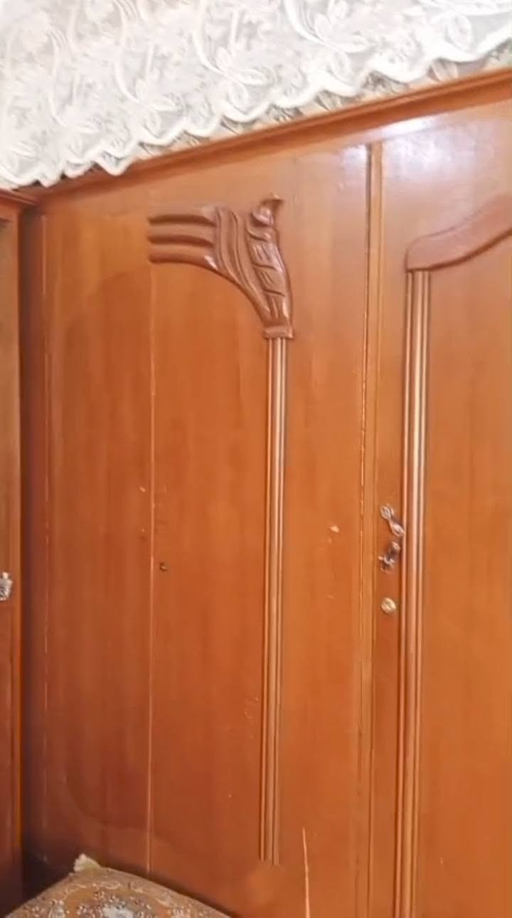 السلام عليكم غرفة اخشاب ثقيل مستعمله للبيع بيها اضرار كما موضح في الصور والفيديو وأغلب النوقصات موجوده عندي ادفع سعر للتواصل واتساب *********** العنوان جنوب الموصل ناحية الشورة

